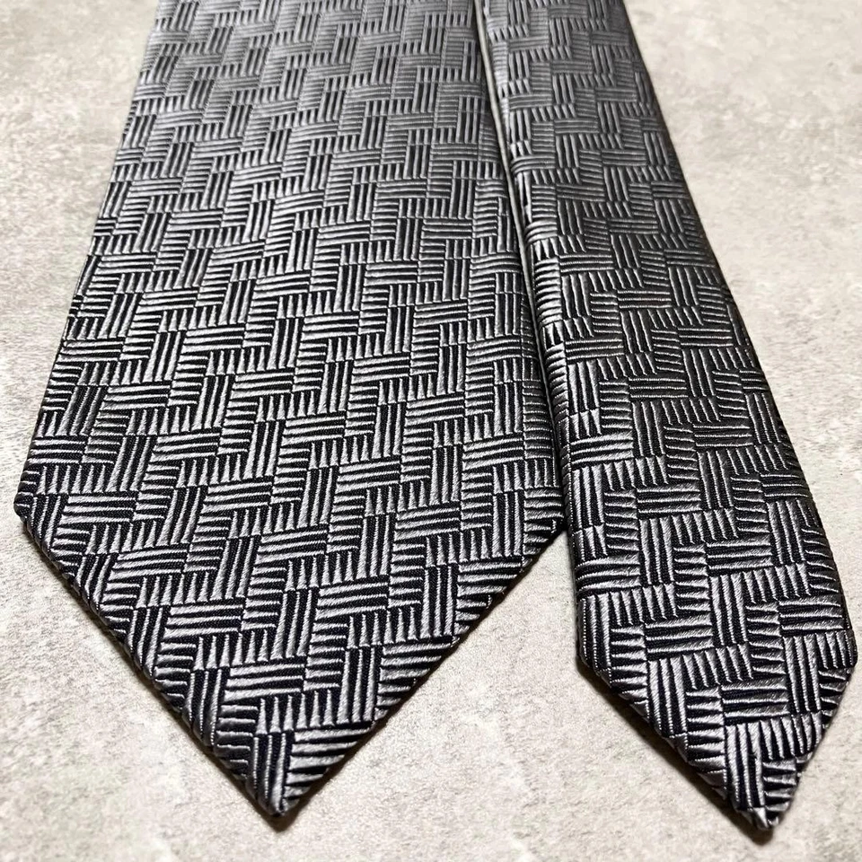 Cravatta Tom Ford argento nero spina di pesce 100% seta Made in Italy - Immagine 3 di 4