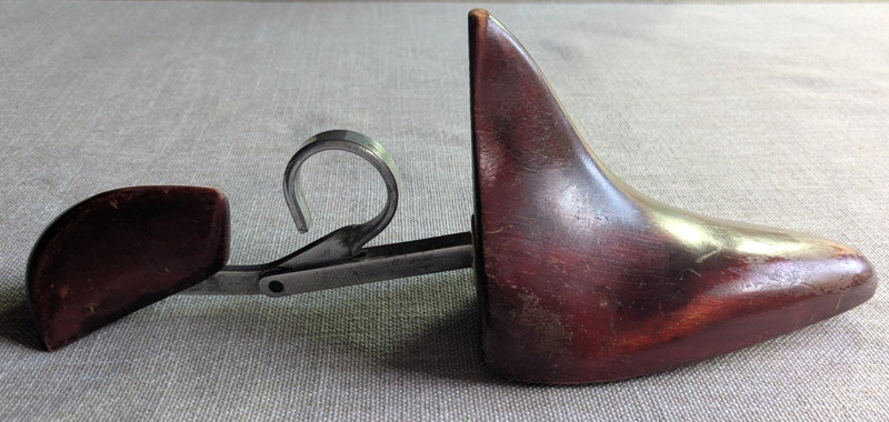 Antique Peal's "P.P." Shoe Tree 487, Oxford 8t. London (one, left)