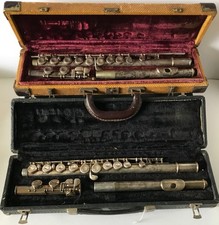 Lot of 2 flutes in cases, Bundy and Vito - untested
