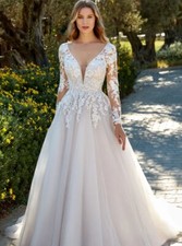 Elegant Tulle Wedding Dresses A-Line Deep V-Neck Long Sleeve Appliques Backless