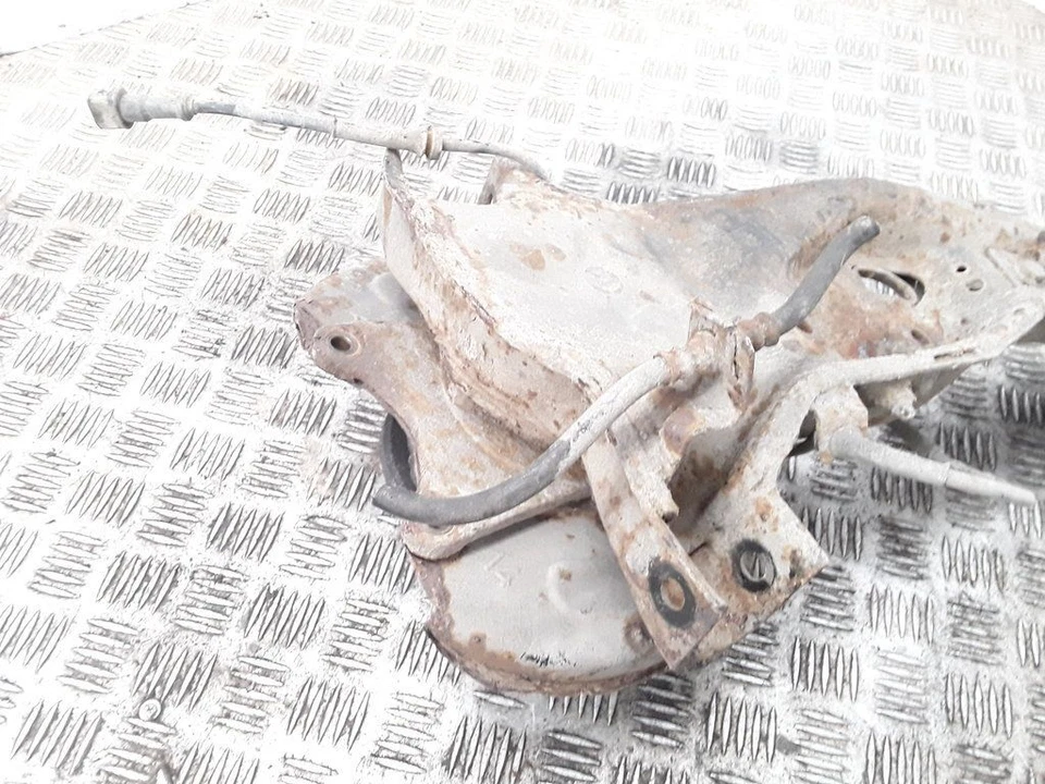 Volvo V40 MK1 2.0T 118kW Gasolina Estate 1998 rueda trasera derecha eje nudillo Foto 3 de 4