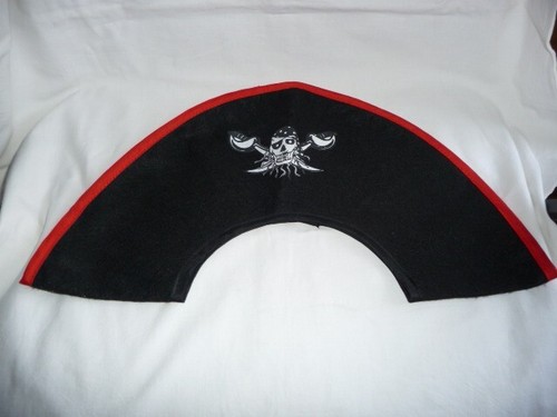 Schwarz-roter Piratenhut mit Aufdruck für Fasnet/Faschine/Karneval - S.g.Zustand