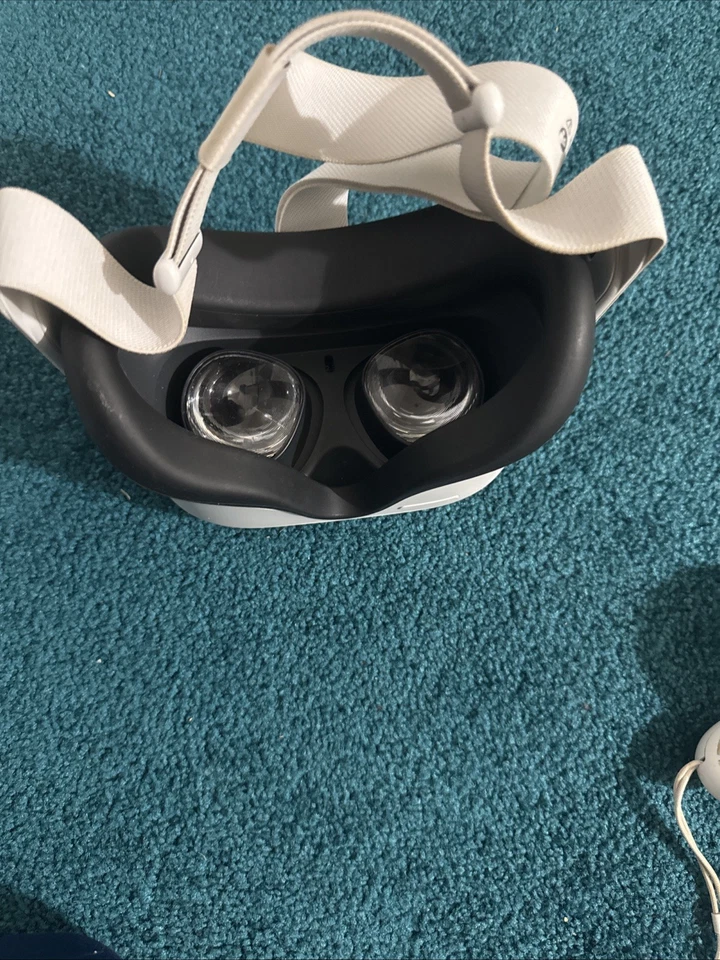 Near Mint Condition Meta Quest 2 With Original Oculus Logo Before Rebranding. - Image 4 of 4
