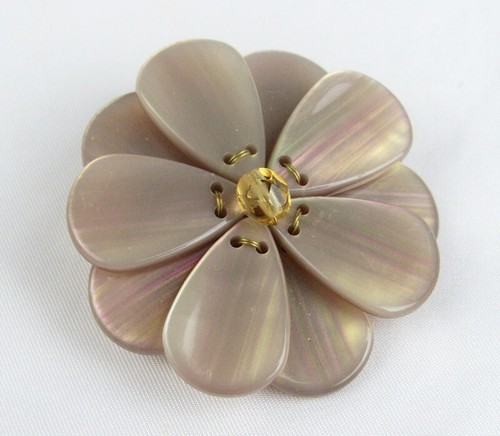 Vintage signierte PONO Brosche Anstecknadel irisierend taupe Plexiglas Blume