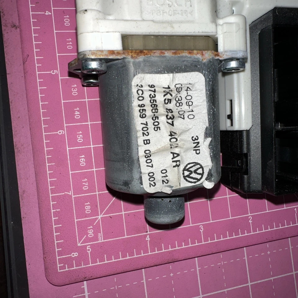 Volkswagen Jetta Sportwagen 2010-2014 puerta delantera derecha ventana motor fabricante original Foto 2 de 4