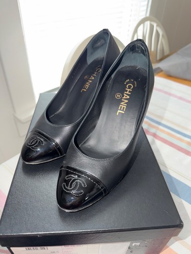 Chanel Interlocking CC Logo Leather Pumps Size 38.5