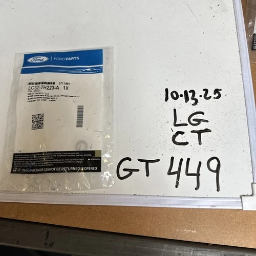 (1) FORD OEM SEAL LC3Z 7H223 A Nos OEM Sold Individually Brand New