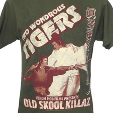 Camiseta Old Skool Killaz MEDIANA Dos Maravillosos Tigres Kung Fu Venenous Mob Verde
