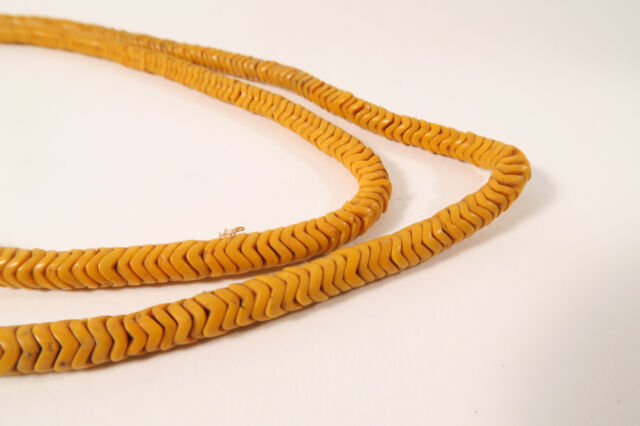 Alte Schlangenwirbelglasperlen ockergelb 6mm FC51 Snake bone yellow Trade beads
