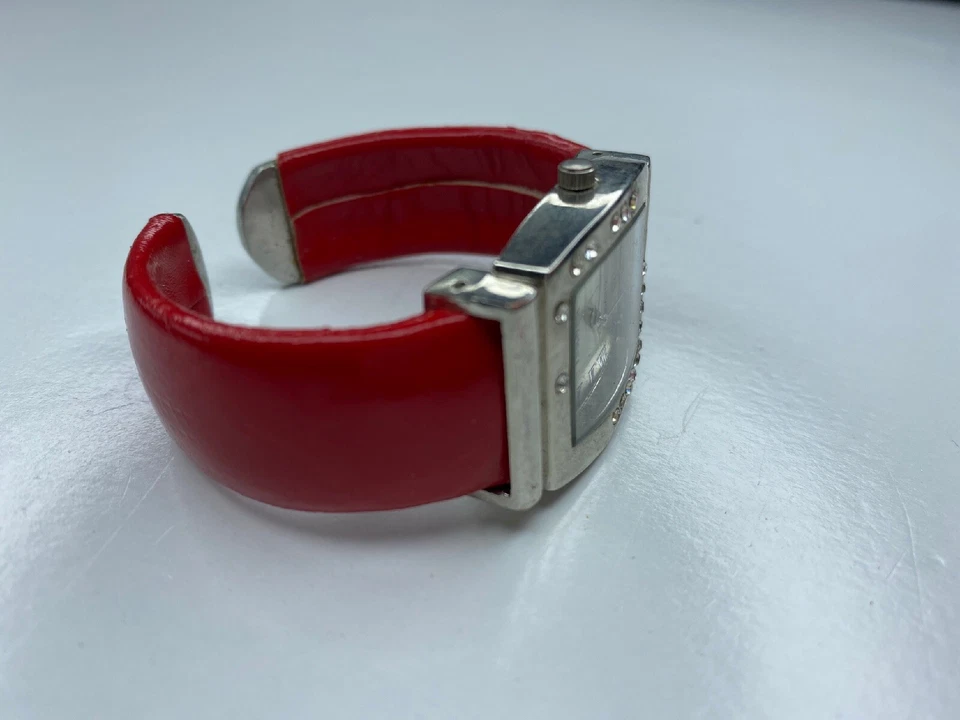 E Terner Puño Rojo Cristales Acero Inoxidable Singapur Sin Probar Foto 3 de 4