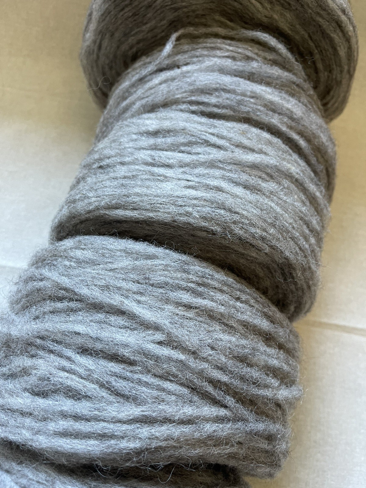 Honer Och Eir - Nutiden Yarn Unspun, Pencil Roving - TRIPP natural mid grey 300g