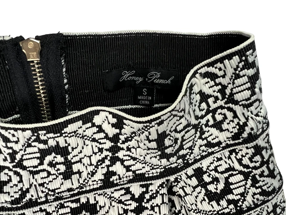 Falda elástica Honey Punch para mujer talla S plisada línea A tapiz blanco y negro Foto 4 de 4
