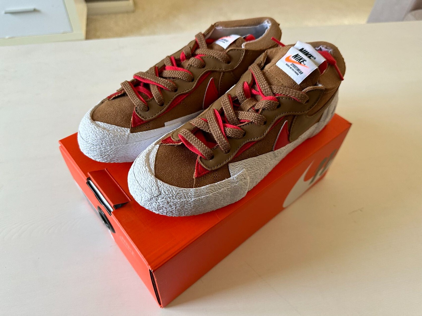 SACAI X NIKE Nike Blazer Low x Sacai British Tan DD1877 200 Uomo Taglia US 6 SPEDIZIONE IN GIORNATA