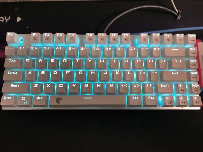 E-YOOSO WEISSE GAMING TASTATUR - Blaue taktile Tastenschalter. Hellblau hinterleuchtet.