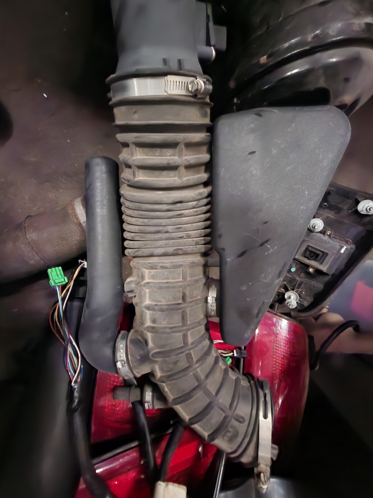 20052006 LINCOLN TOWN CAR AIR FILTER TUBE eBay