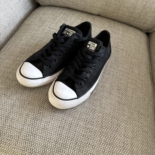 Sneakers basse stringate Converse All Stars in pelle nera con ciottoli UK6