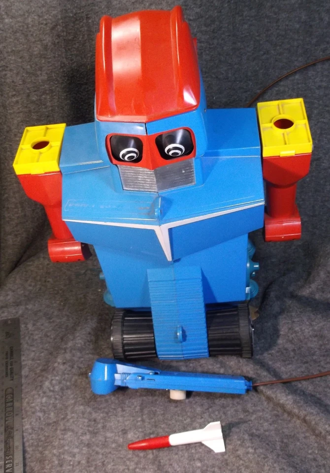 VINTAGE 1961 IDEAL ROBOT REMOTE CONTROL COMMANDO TOY - Image 4 of 4