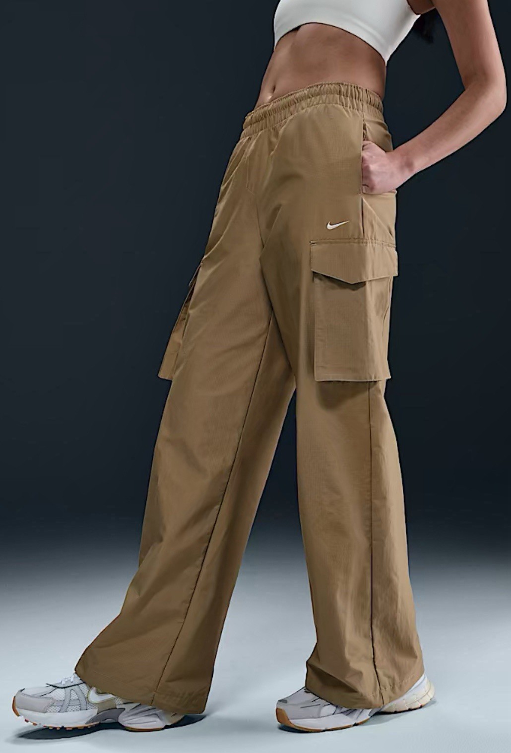 Nike Women's Sportswear Everything Woven Mid-Rise Cargo Pants