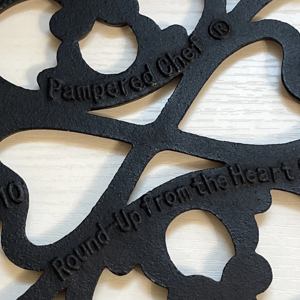 Pampered Chef Round Up From the Heart Hierro Fundido Tono Cobre Trivet Desde 2009 Foto 3 de 4