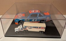 Richard Petty Racing Champions Stock Car STP with Case  STP Transporter 1:64
