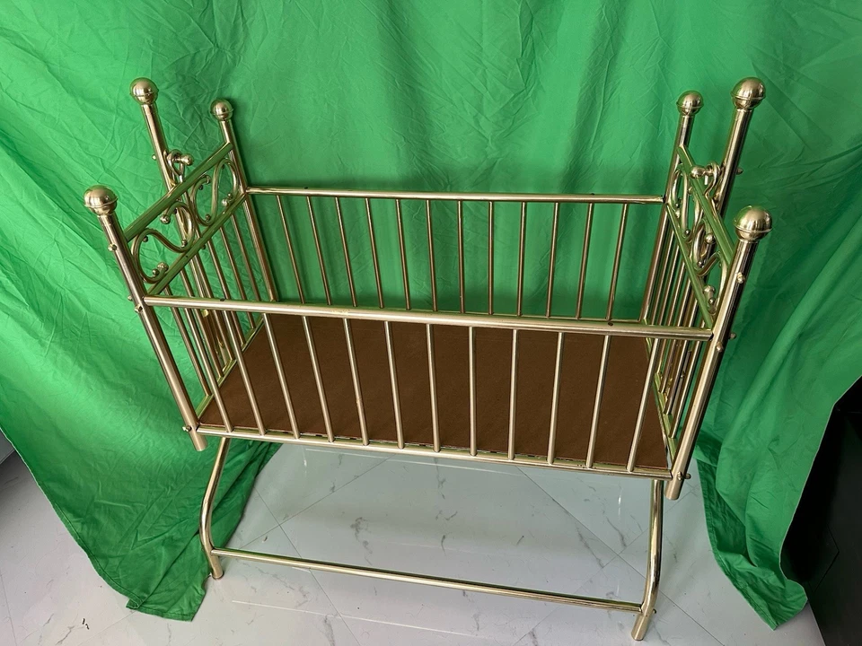 Cuna mecedora vintage de latón victoriana corsa muebles de bebé corsa Foto 2 de 2