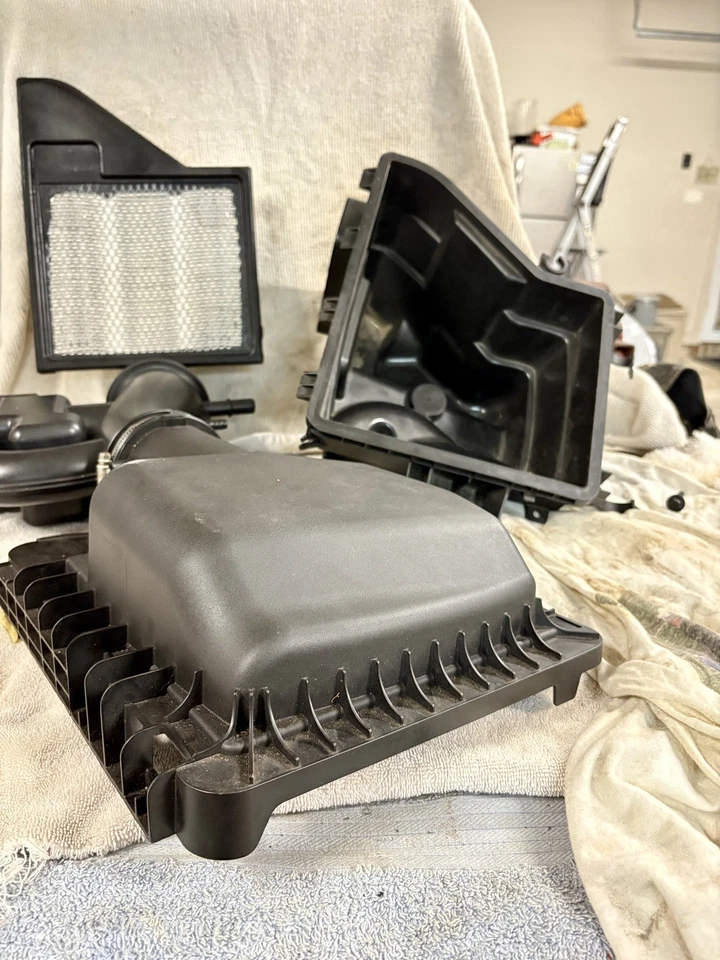 Tapa de caja de filtro de filtro de aire Ford Mustang 2011-2014 negra y caja inferior Foto 3 de 4