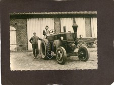 Ev11) Foto Mann & Frau mit altem Traktor Lanz Bulldog Oldtimer .