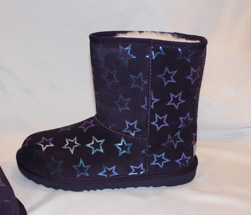 NUEVO EN CAJA BOTAS UGG YOUTH 5 6 MUJER 7 8 CLÁSICAS CORTAS II ESTRELLAS IRIDISCENTES MORADAS - Imagen 4 de 7