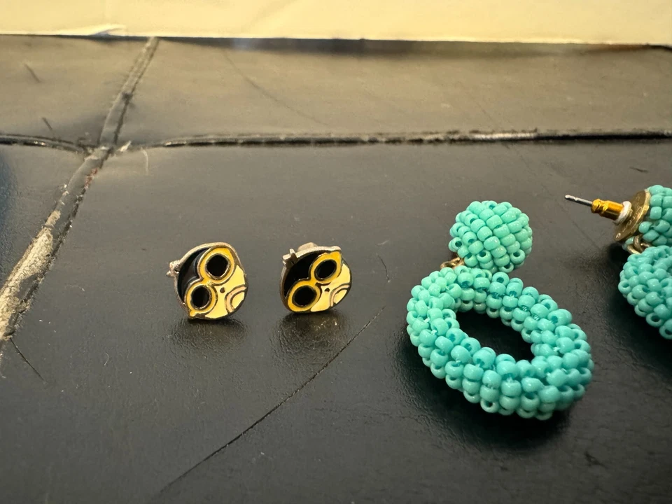 Pendientes colgantes con cuentas teñidas de turquesa J.Crew y pendientes Marc By Marc Jacob’s Foto 2 de 4