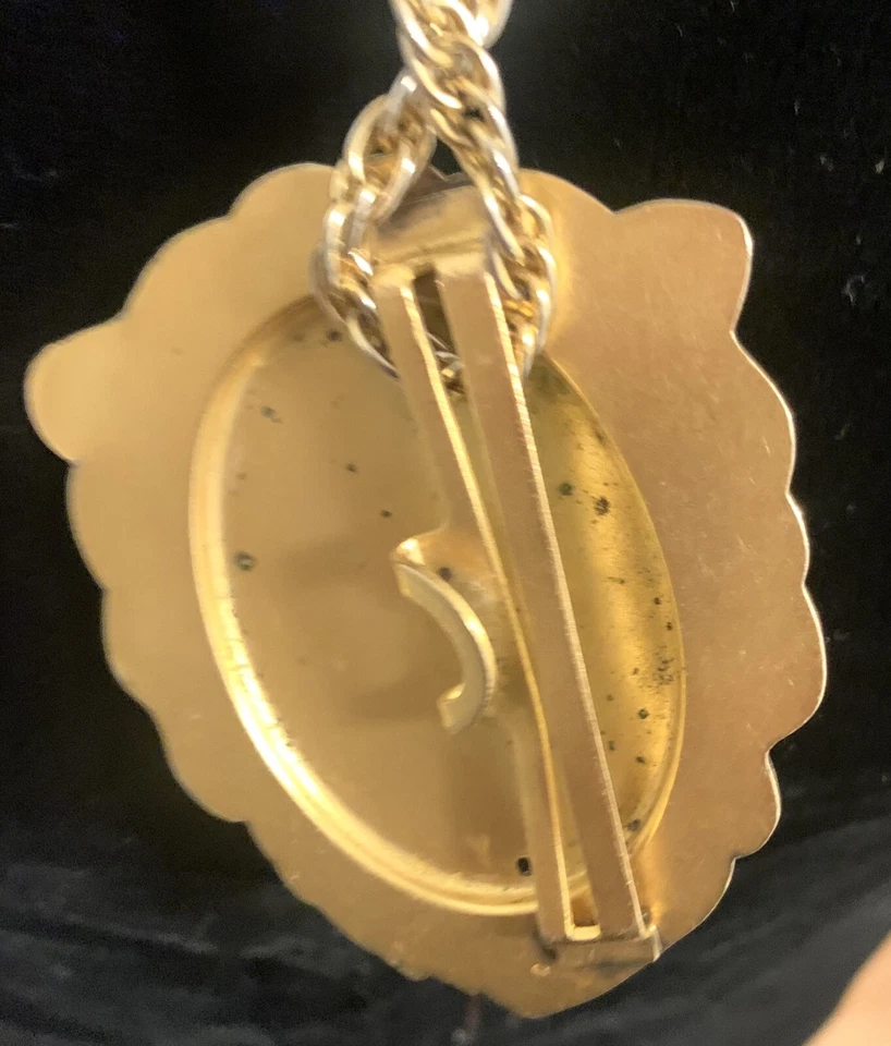 Antigua hebilla de león dorada victoriana de alto relieve con cabujón de piedra Foto 3 de 4