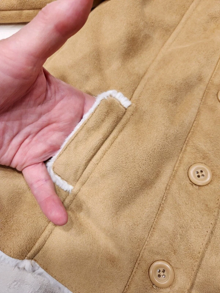 Chaqueta Crazy 8 imitación gamuza y piel sintética suave talla 2T excelente estado usada en excelente estado Foto 4 de 4