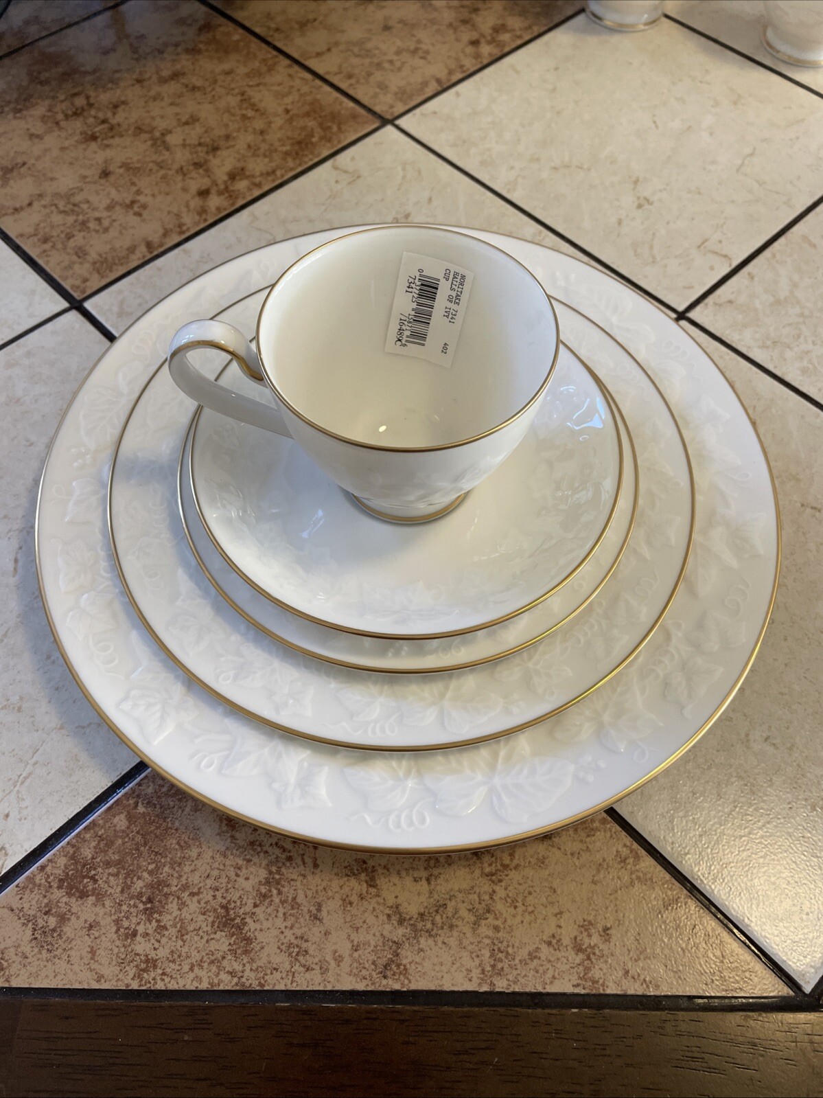 Noritake 7431 Halls of Ivy 5 Pc Place Setting Gold Trim Raised Design ...
