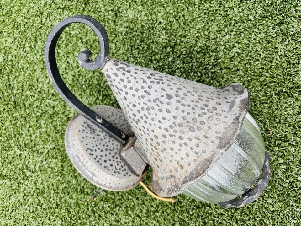 Apliques de luz de porche de metal fundido sombrero de bruja vintage de los años 50 - un par Foto 4 de 4