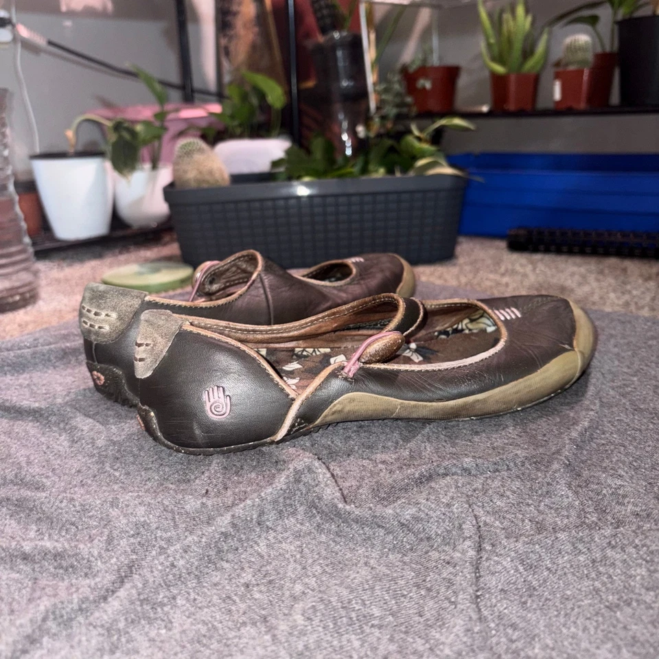 Zapatos planos informales cómodos Teva Balletcore Mary Jane para mujer con acento floral Foto 4 de 4