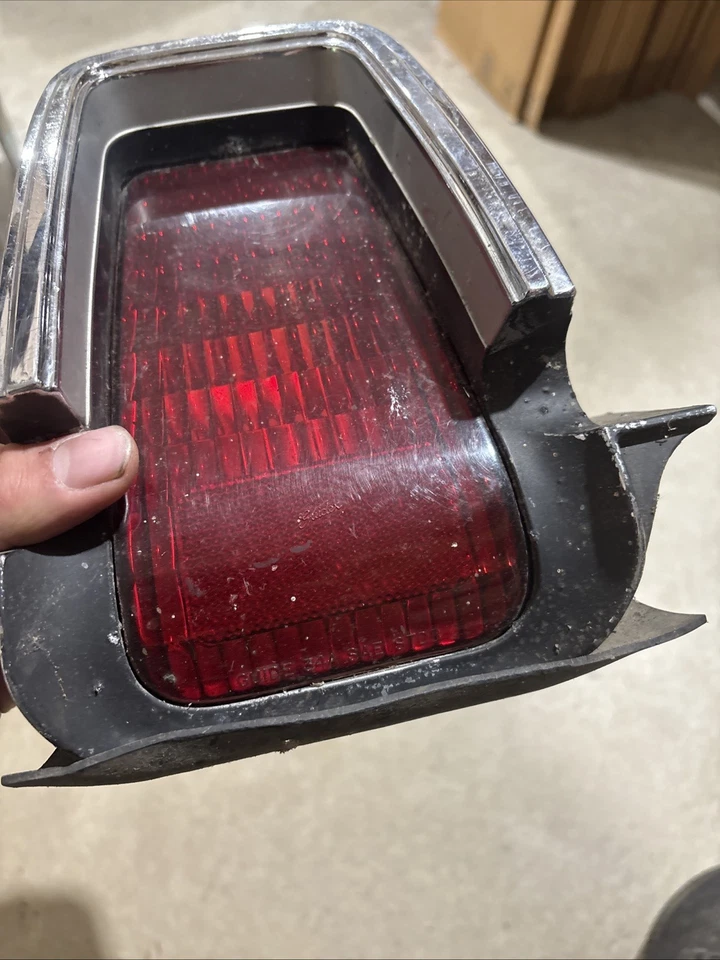 Oldsmobile Olds Cutlass Supreme 442 1969 luz trasera izquierda izquierda izquierda lado del conductor usada OEM Foto 3 de 4