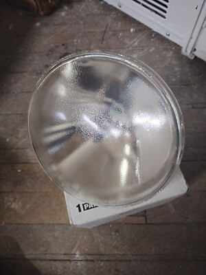 NEW IN BOX SYLVANIA 14947 300PAR56/NSP 300W PAR 56 LAMP 120V NARROW SPOT