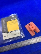 Agrafe moulure de caisse d'origine Renault Express réf 7703081152