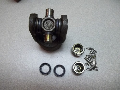 ! NOS DANA / SPICER 10242-9SF END YOKE ASSEMBLY - Picture 1 of 3