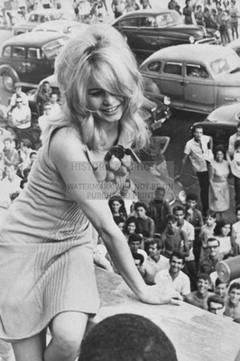 BRIGITTE BARDOT VISIT BRAZIL ACTRESS SINGER 1964 4X6 PHOTO