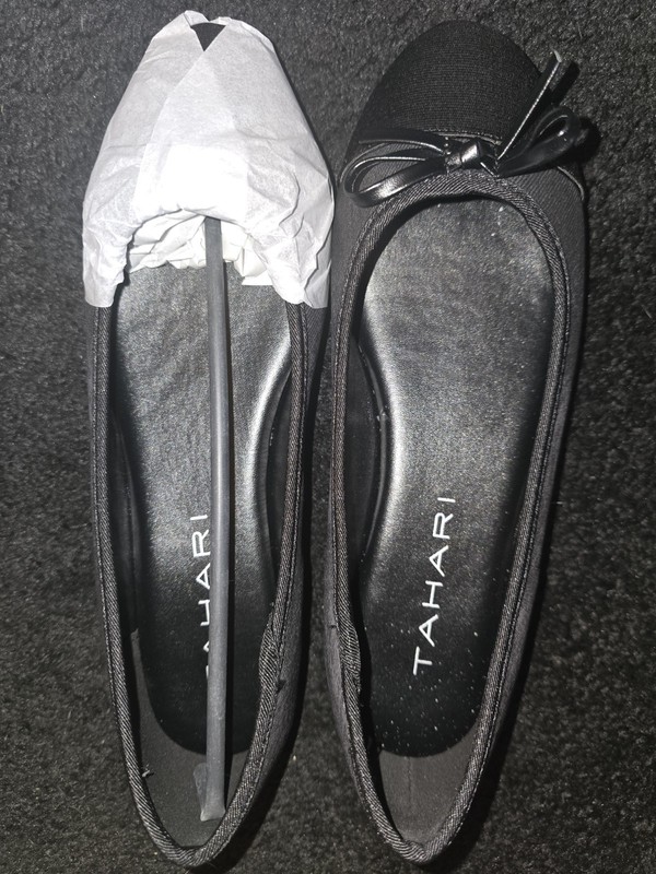 TAHARI Geneva Black Ballet Flats size 6
