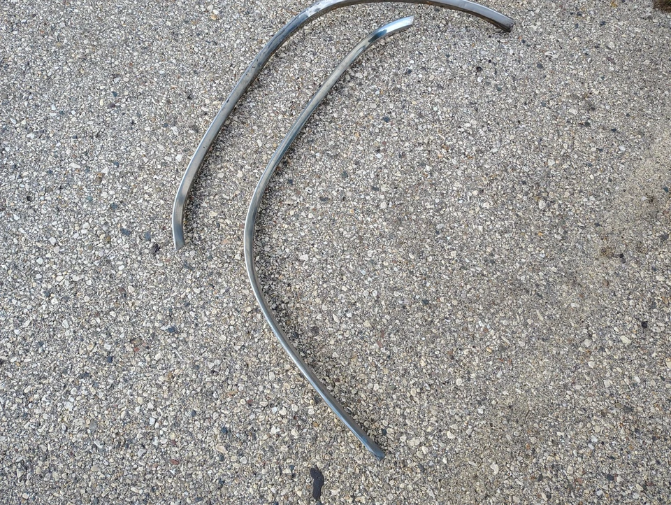 Pontiac Catalina Bonneville Grand Prix 1965 diestro y derecho rueda delantera molduras de pozo Foto 2 de 4