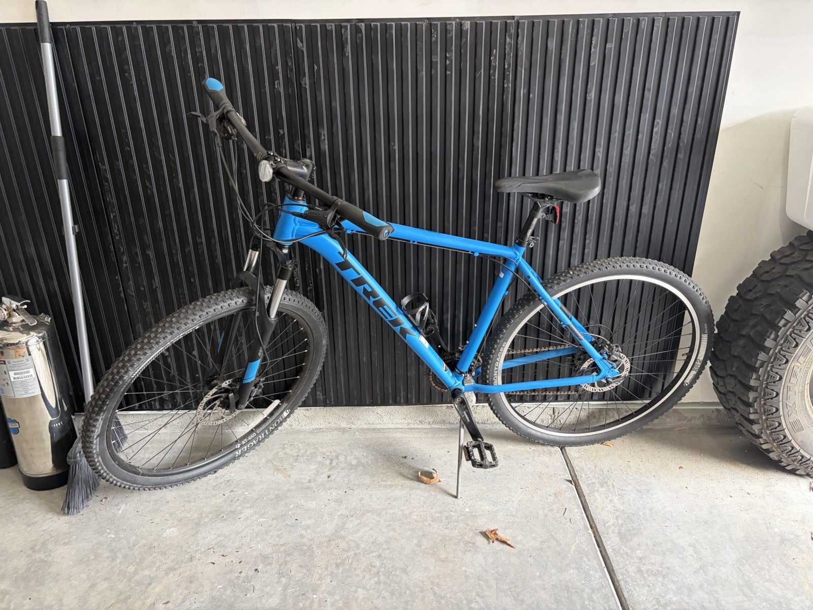 trek marlin 6 mountain bike. large frame 29” wheels