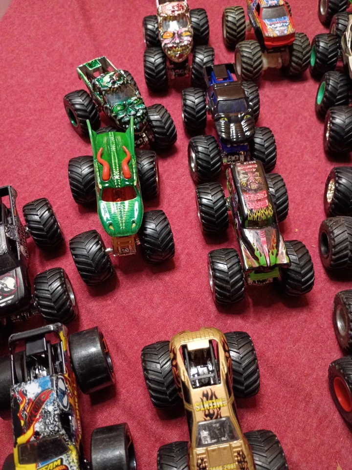 Lote de camiones Monster Jam Hot Wheels escala 1:64 diecast variedad camiones jugados Foto 4 de 4