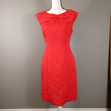 Sandra Darren Coral Sheath Dress 8 EUC Front Bow Neck Sleeveless Circle Texture