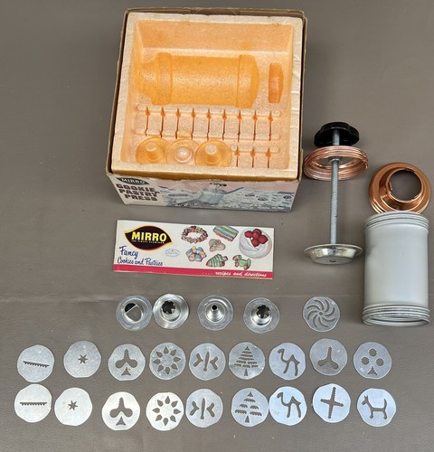Vintage MIRRO Plätzchen Gebäck Presse 19 Plätzchenteller und 4 Gebäckspitzen komplett + - Bild 2 von 11
