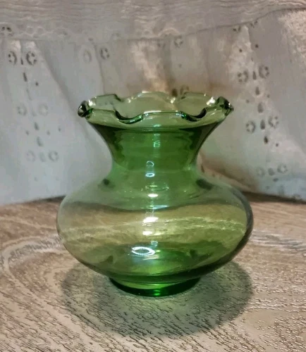 Vintage Anchor Hocking Green Ruffled Edge  Vase Small