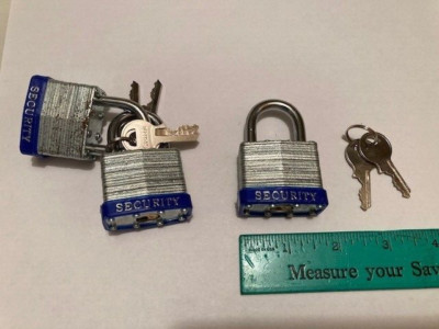 NEW-SET 3 KEYED ALIKE 1 1/2'' W X 2 1/2'' L LAMINATED PADLOCK / DIFF KEY PER SET