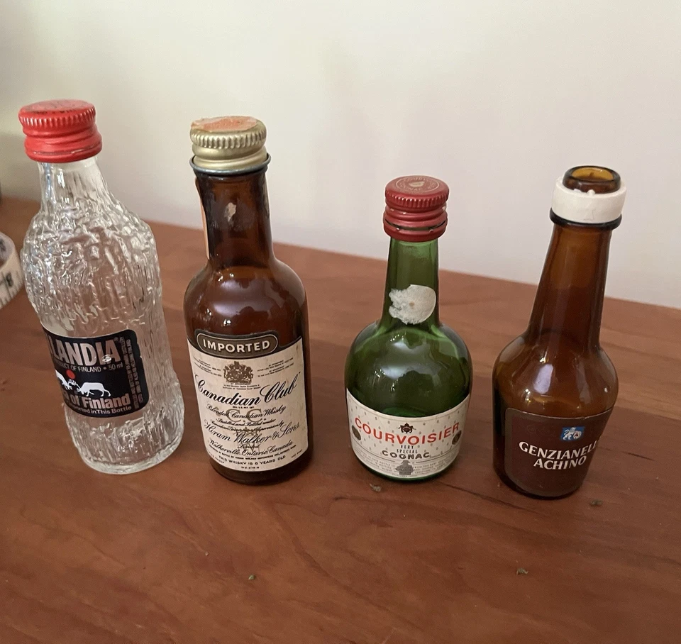 Colección de 10 botellas de whisky vacías en miniatura de vidrio 1/10 pinta; aerolínea; años 70’s Foto 2 de 4