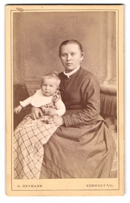 Photograph A. Heymann, Schwedt a/O., mother with toddler sitting on a chair 