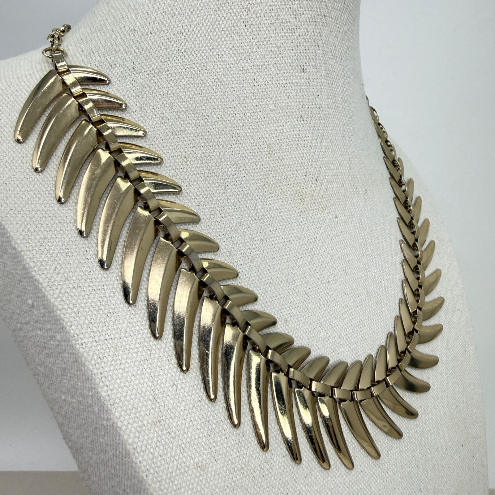 Chunky Leaf Pattern Necklace Articulated Bold Sta… - image 5